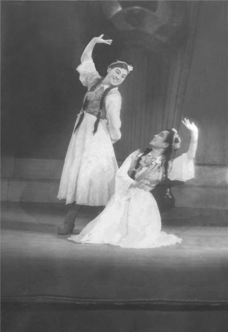 1949年，叶宁（左2）在《人民胜利万岁》大歌舞中表演新疆舞。