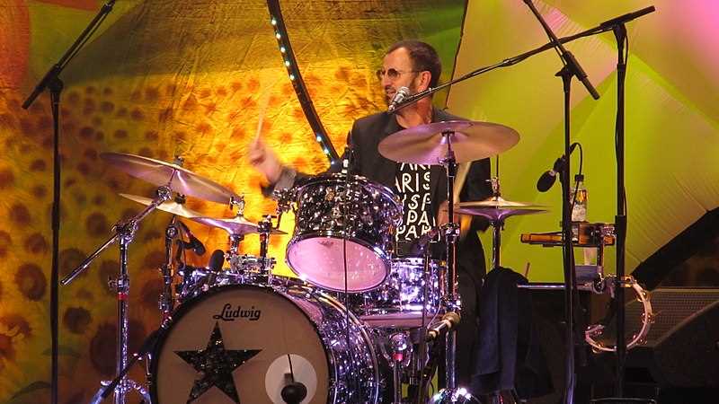 2011年，传奇鼓手林戈·斯塔尔表演