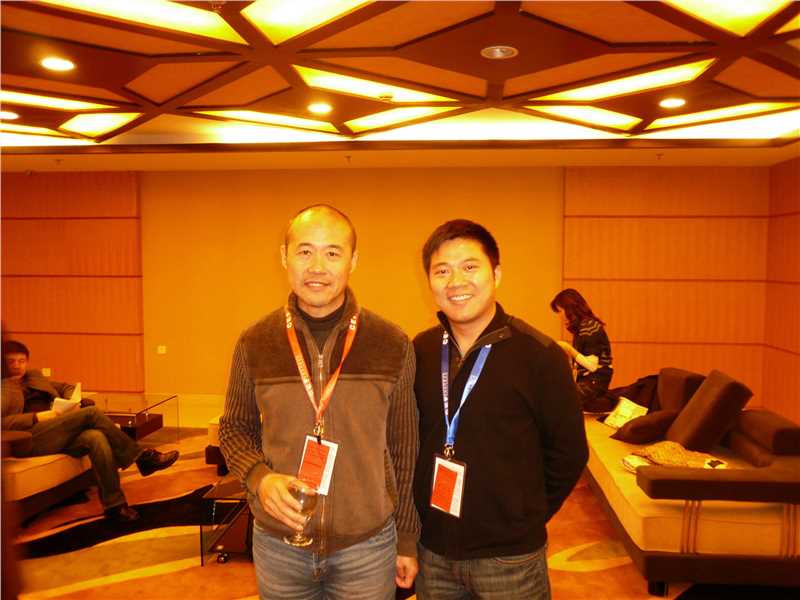 王耀民在高端婴童产业峰会上与万科董事长王石先生合影