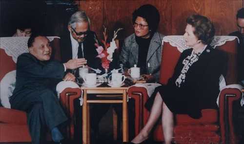 1982年邓小平与撒切尔夫人会谈。左二为张幼云