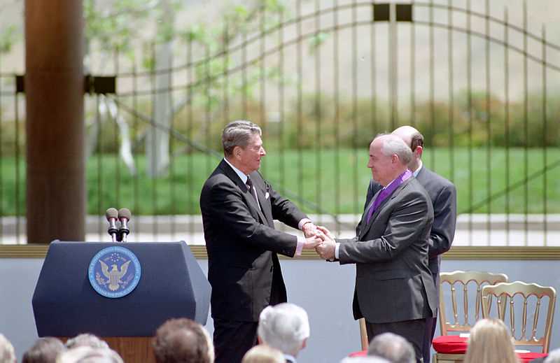 里根（左）为戈尔巴乔夫颁发首枚里根自由勋章