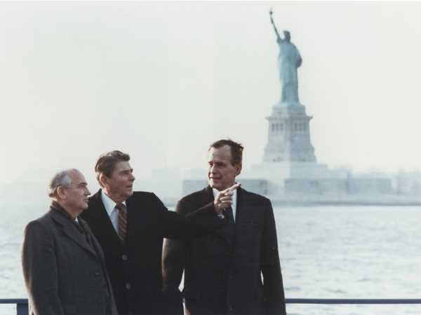 戈尔巴乔夫与时任美国总统里根、副总统老布什