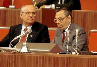 戈尔巴乔夫（左）在苏共二十八大主席台上