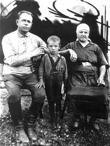 儿时的戈尔巴乔夫（中）和父母