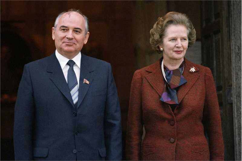 戈尔巴乔夫与时任英国首相撒切尔夫人（右）