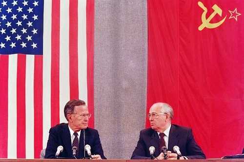 戈尔巴乔夫与美国前总统老布什（左）