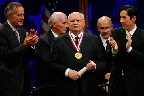 2008年被美国国家宪法中心授予“自由勋章”