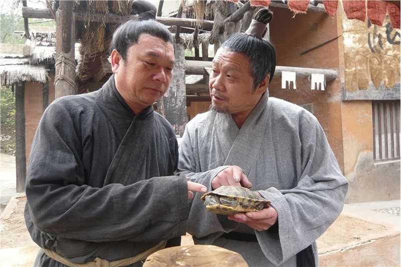 王友平（左一）