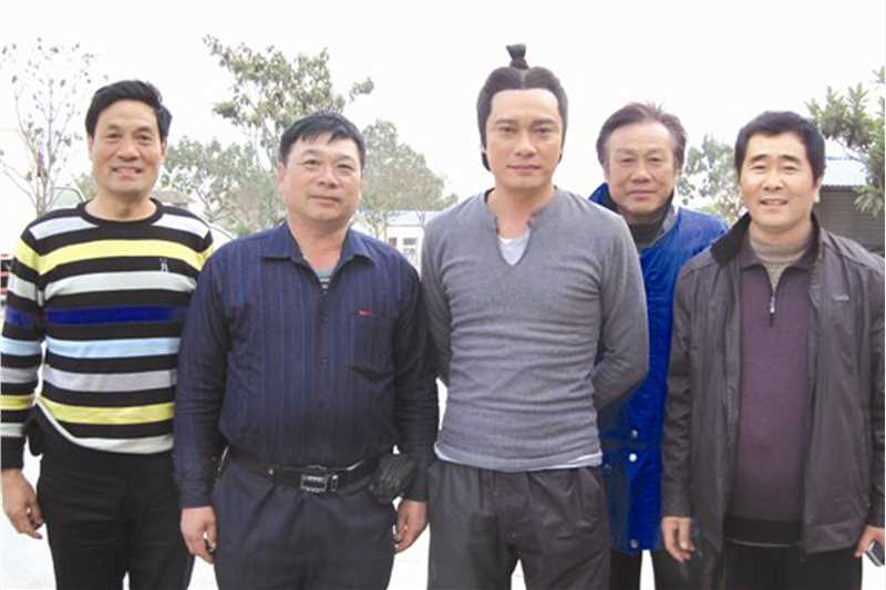 王友平（左二）