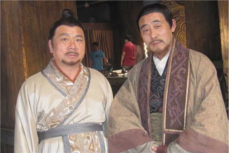王友平（左一）
