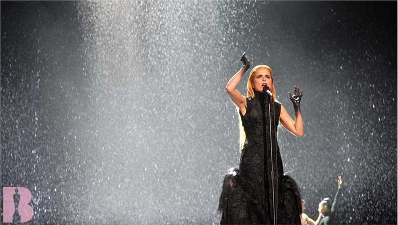 帕洛玛·菲丝在第35届全英音乐奖颁奖典礼上表演