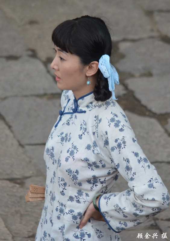 杨妍妍在电视连续剧《红色宝藏》拍摄现场