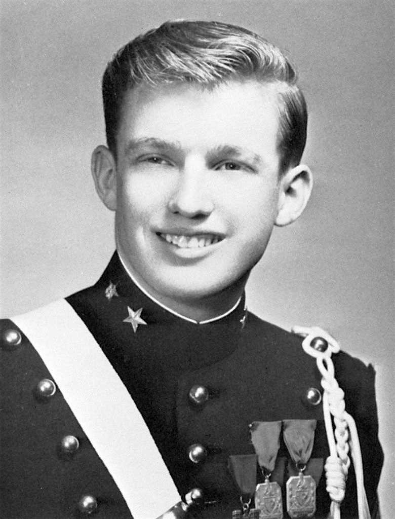 1964年，特朗普在纽约军事学院的毕业生相册照片