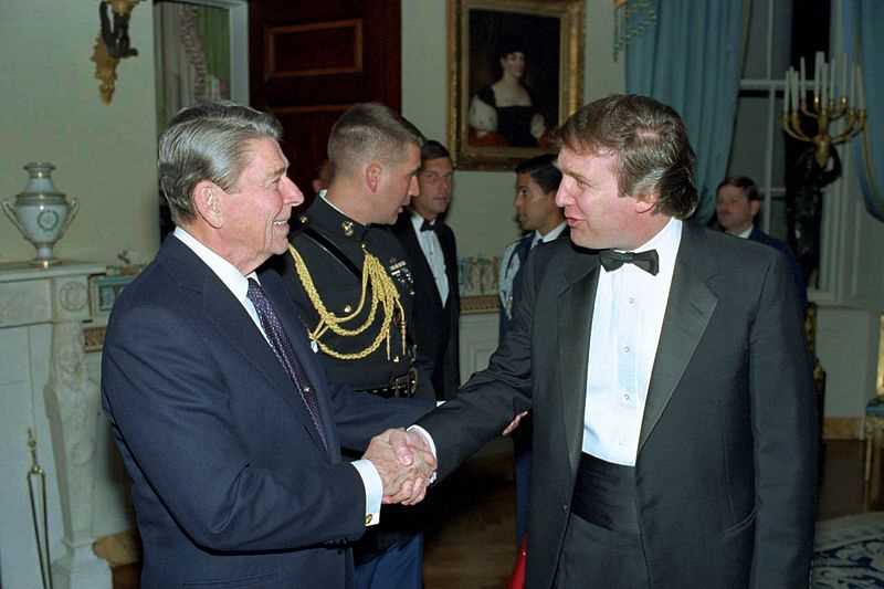 1987年在白宫与里根握手