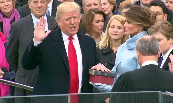 特朗普在美国国会山宣誓就任美国第45任总统