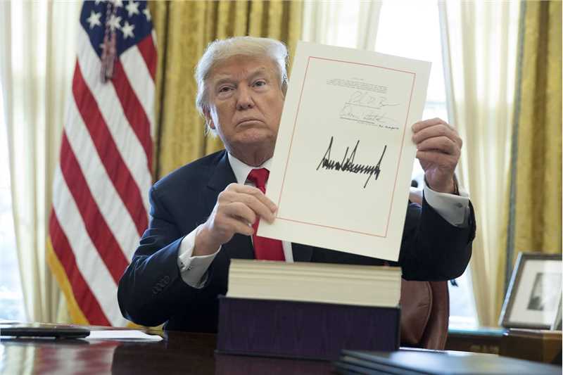 2017年12月22日，特朗普签署《减税和就业法案》
