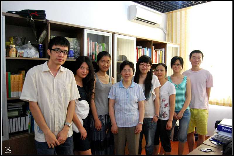 张咏华教授与学生在一起。
