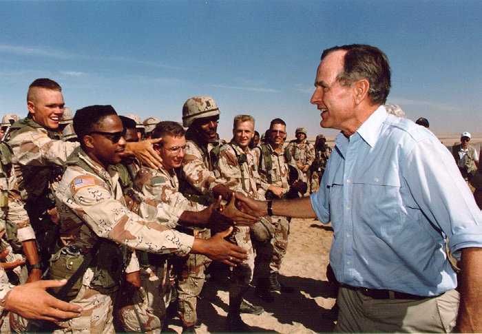 1990年视察驻扎在沙特阿拉伯的美军