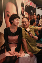 黄曼上海为新剧《母亲母亲》造势宣传