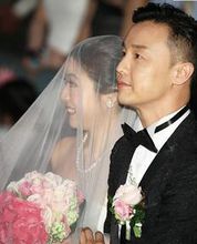 53岁的郑敬基与小19岁的Angie再婚