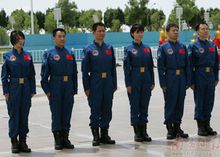 从左至右：王亚平、张晓光、聂海胜、刘洋、刘旺、景海鹏