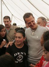 2009年1月舒马赫探望哥斯达黎加地震灾区