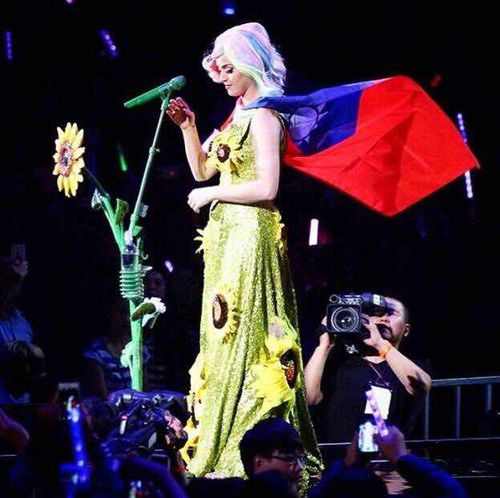 凯蒂佩里在台湾站演唱会披中华民国国旗