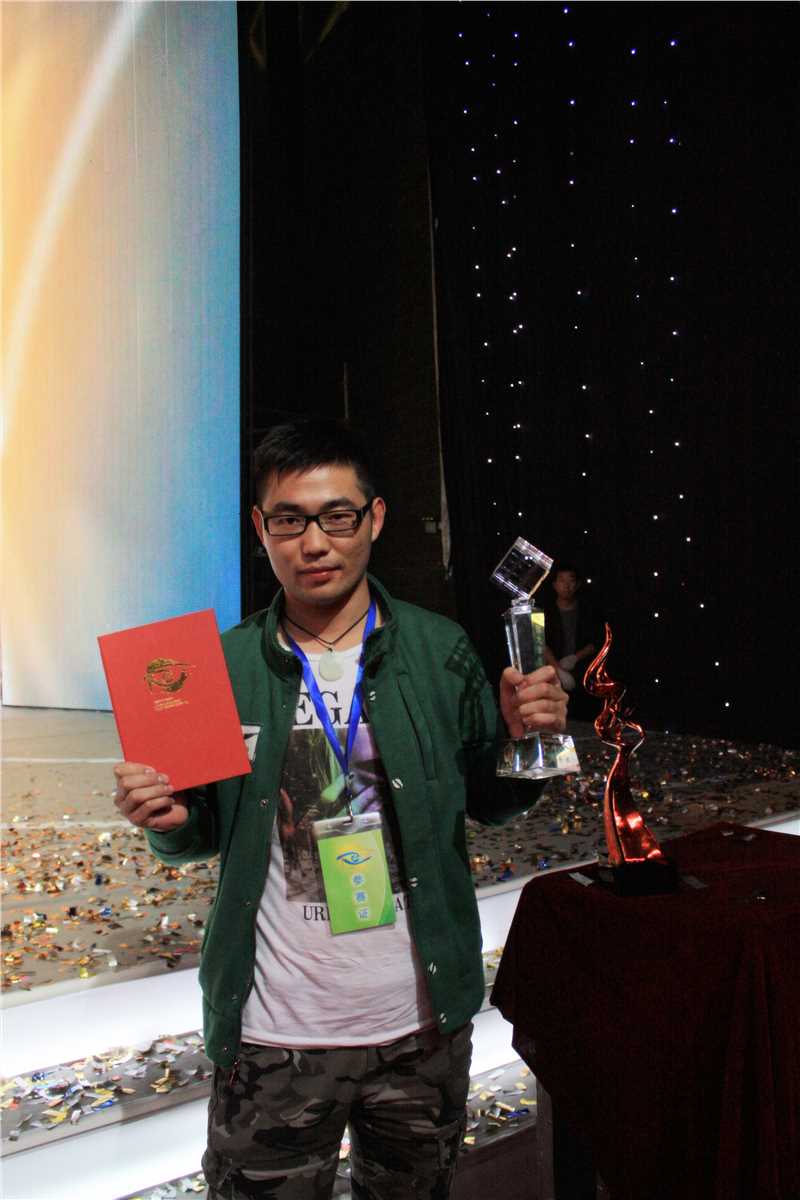 在2012中国大学生电视节闭幕晚会上领奖