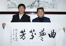 王明明（左）与姜昆（右）