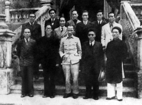 1945年，胡志明和越南民主共和国临时政府委员会成员合影