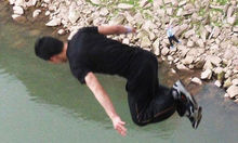 王子健跳下40米高沱江大桥