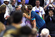 安德森打进美网决赛后跑到球员包厢亲吻妻子
