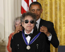 2012年奥巴马为其颁发总统自由勋章