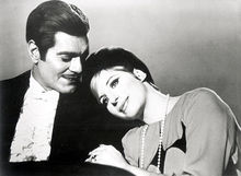 沙里夫曾和芭芭拉·史翠珊合作了1968年的歌舞片《妙女郎》