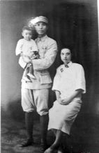 周元将军及其妻（刘桂云）儿，摄于1935年