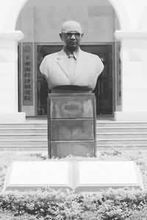 位于厦门大学经济学院的王亚南校长的塑像