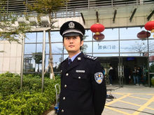 《红酒俏佳人》中张恩宁饰演的警官形象