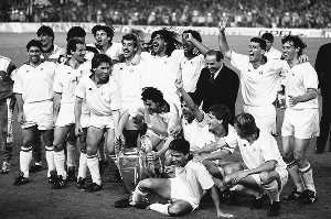 老贝与AC米兰队员共庆夺取1989年欧冠冠军