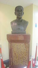 广华医院内的新马师曾铜像
