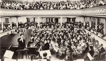 1913年78岁的圣-桑在演出中弹琴