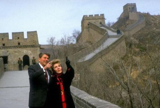 1984年4月，里根总统和夫人在中国长城