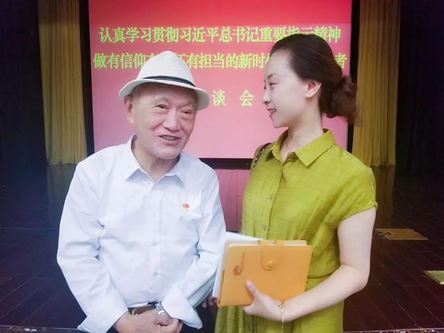 在中国文联座谈会上与艺术前辈牛犇交流