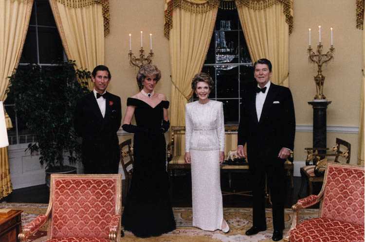 1985年查尔斯王子夫妇与里根夫妇合影
