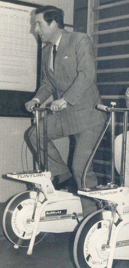 查尔斯王子在唐特力健身车运动