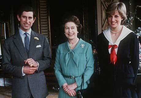 女王与长子查尔斯、儿媳戴安娜在一起