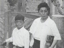 1951年的坂本九（左）