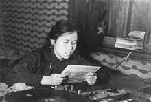 1949年，杨洁同志在青岛担任播音员