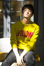 黄色毛衣写真