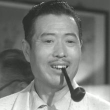 井淼饰何泽美（1960年电影《后门》）