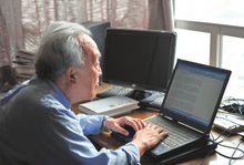 2012年6月21日林凌在家中使用电脑写作